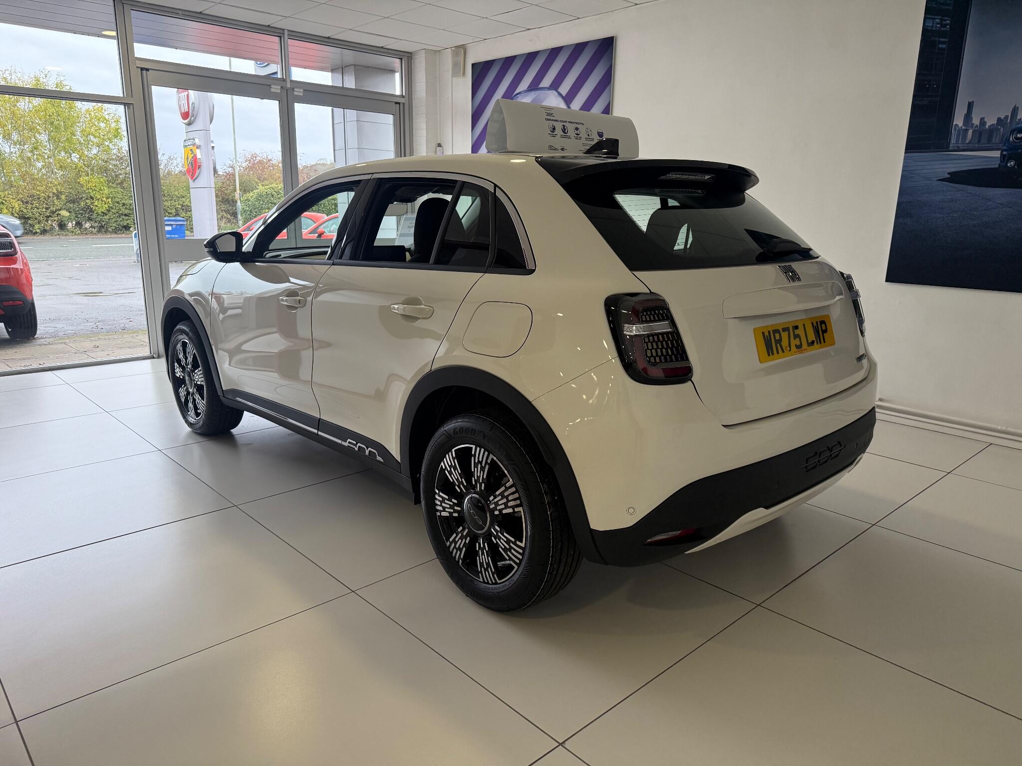 2025 Fiat 600 thumbnail 6