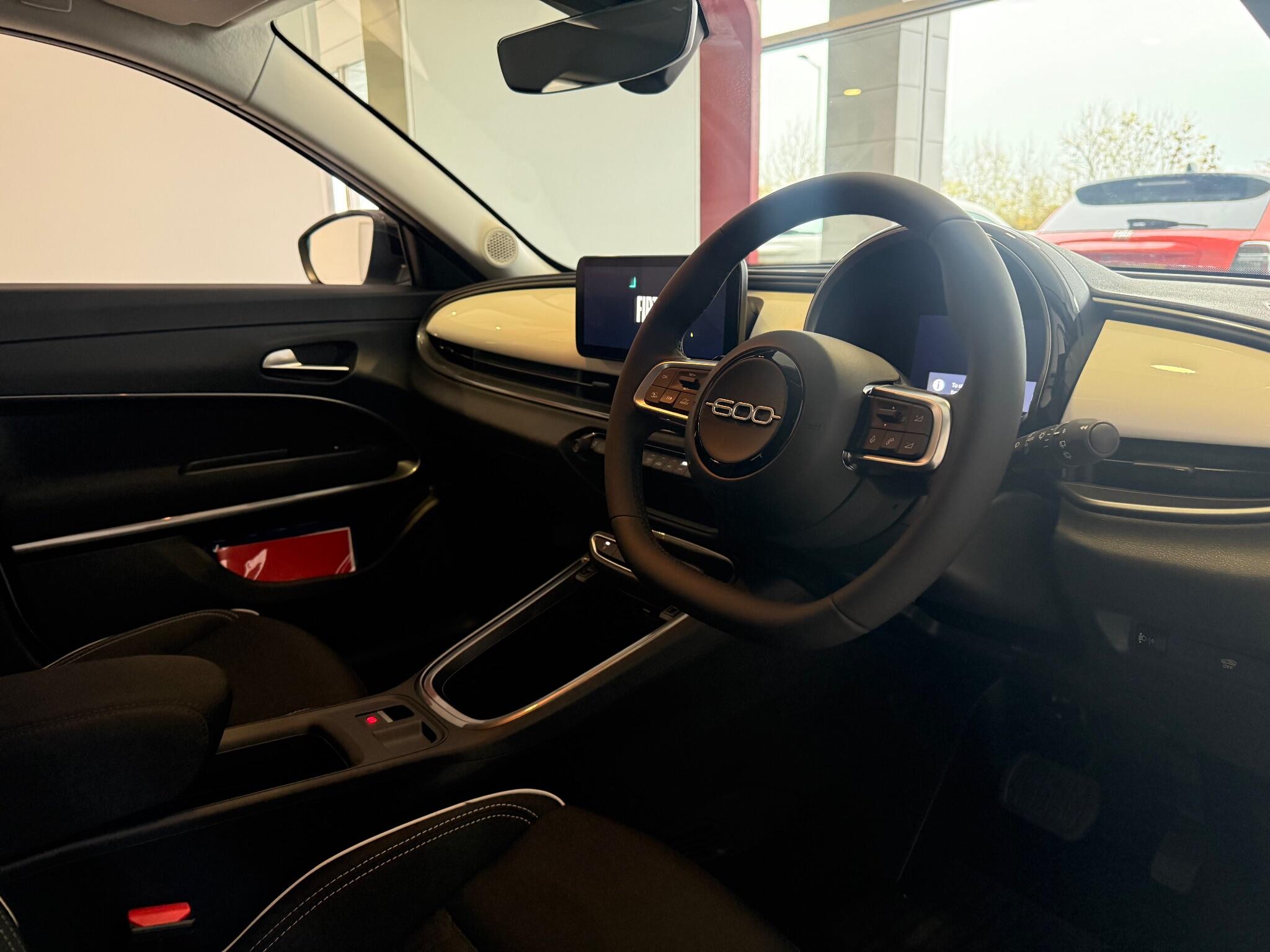 2025 Fiat 600 thumbnail 16