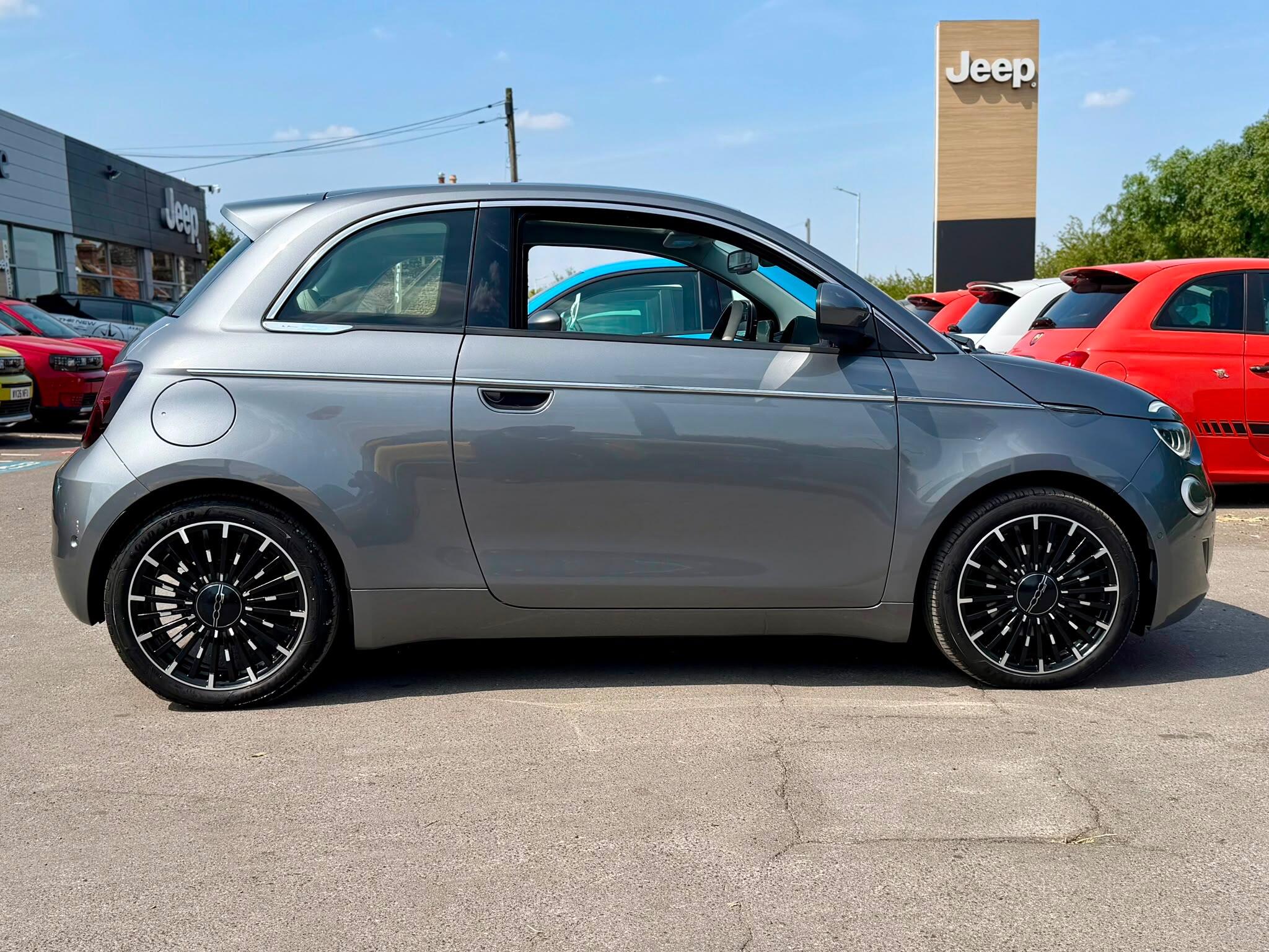 2022 Fiat 500e thumbnail 10